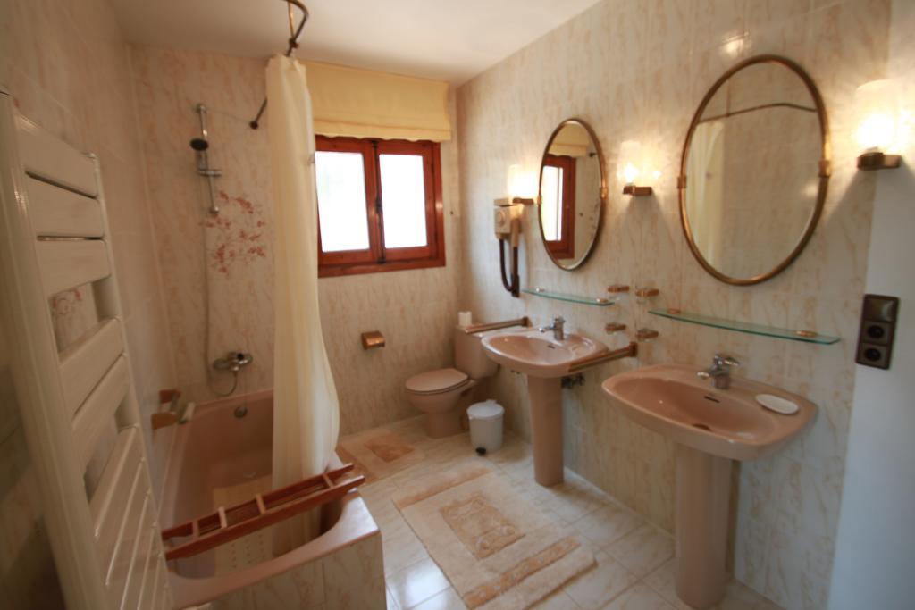 Chrisuli - Well Furnished Villa With Panoramic Views In モライラ 部屋 写真